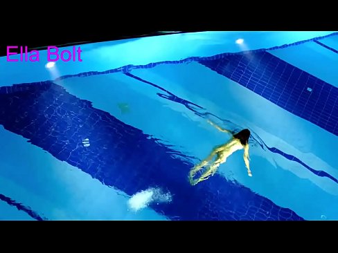 ❤️ Nu mă pot opri din privit, tânără blondă surprinsă înotând goală în piscina stațiunii ELLA BOLT ❌ at porn ro.pornoreino-com.ru ❌